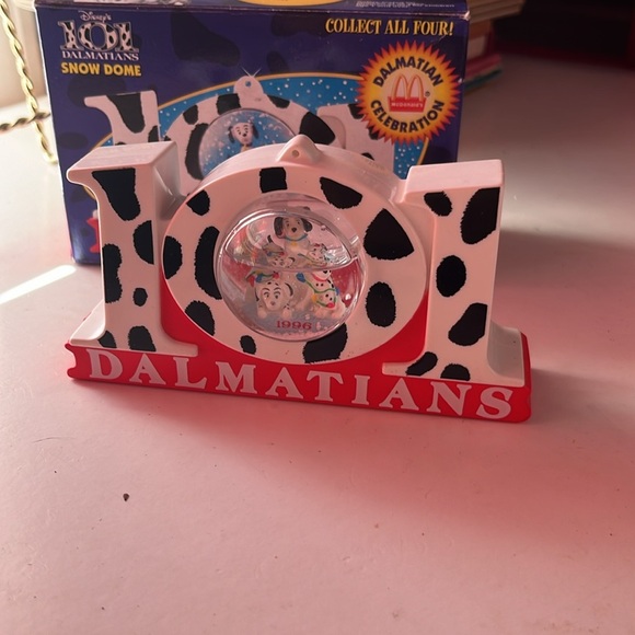 Dalmatians celebration snow globe - Picture 6 of 7